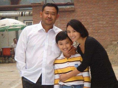 何家劲个人资料老婆,情路坎坷，与真爱共度余生